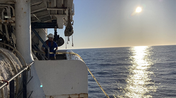 Một mảng vỏ đại dương gặp mảng kiến tạo Bắc Mỹ ở đới đứt gãy kiến tạo Cascadia, sự xô đẩy gây ra những trận động đất tuy nhỏ, nhưng xảy ra hàng ngày.