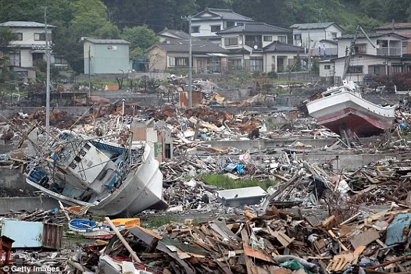 Họ sử dụng pháo để phát ra âm thanh xuyên qua mặt nước, truyền sóng vào lớp vỏ bên dưới. Một chuỗi các ống nghe dưới nước (hydrophone) theo sau con tàu bắt được tiếng vọng từ các phần bên trong của đới đứt gãy Cascadia dài 1.300km.