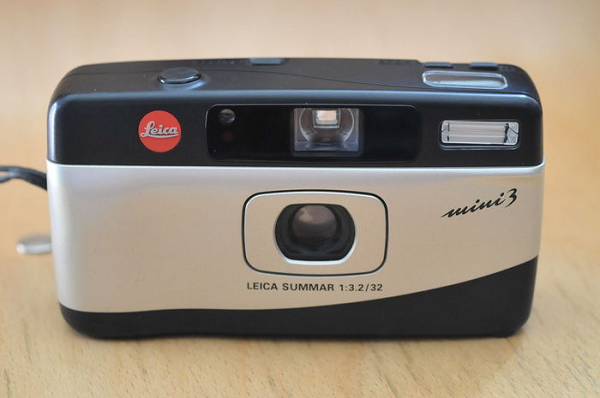 Đầu tiên là máy ảnh Leica Mini 3 có giá 450 USD (khoảng 10,5 triệu đồng). Hướng tới những nhiếp ảnh gia muốn có được sự nhẹ nhàng của một chiếc PnS vỏ nhựa, kết hợp với lens Leica Summar 32mm f3.2 chất lượng, Mini 3 là chiếc máy ảnh nhỏ bé nhưng mang trên mình sự sang trọng và niềm tự hào trong công nghệ của người Đức.