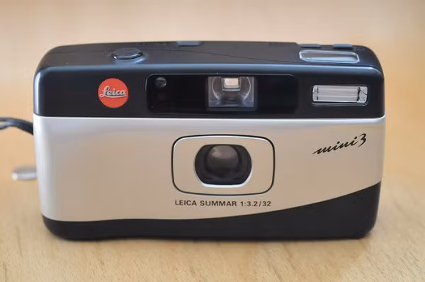 Đầu tiên là máy ảnh Leica Mini 3 có giá 450 USD (khoảng 10,5 triệu đồng). Hướng tới những nhiếp ảnh gia muốn có được sự nhẹ nhàng của một chiếc PnS vỏ nhựa, kết hợp với lens Leica Summar 32mm f3.2 chất lượng, Mini 3 là chiếc máy ảnh nhỏ bé nhưng mang trên mình sự sang trọng và niềm tự hào trong công nghệ của người Đức.