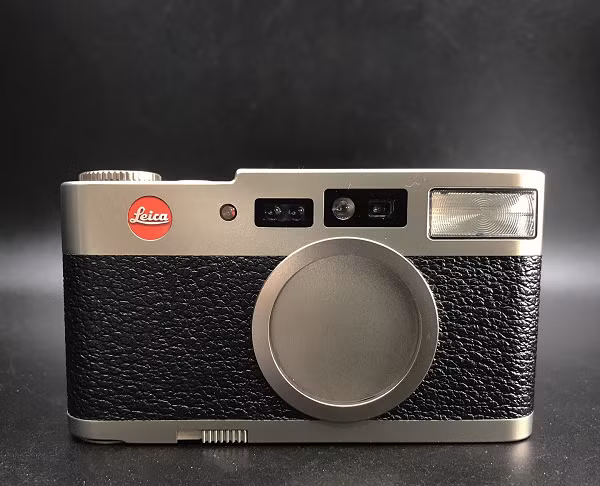 Ống kính của chiếc máy ảnh này có tốc độ f / 2.4, làm chủ hầu hết mọi môi trường và cho kết quả hình ảnh ấn tượng với sắc thái tốt nhất. Dù nó được sử dụng ở chế độ hoàn toàn tự động hay cài đặt thủ công.