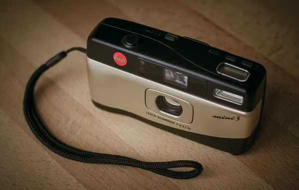 Không chỉ nổi tiếng với những chiếc Rangefinder huyền thoại, Leica đã đem sự thanh lịch trong kiểu dáng và hiện đại, chính xác trong thiết kế và công nghệ tới những dòng máy khác, như chiếc Mini 3 này.