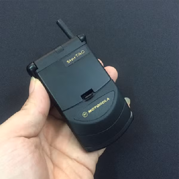 Motorola StarTAC là điện thoại vỏ sò phổ biến đầu tiên và đạt tổng doanh số bán hàng toàn cầu là 60 triệu. Nó thậm chí còn trở thành cú hit với các nhà làm phim, xuất hiện trong các bộ phim và chương trình truyền hình.