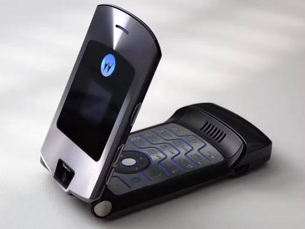 Motorola RAZR đã trở thành huyền thoại khi ra mắt. Nó bán được hơn 130 triệu chiếc. Giống như StarTAC, chiếc máy này rất phổ biến với những người nổi tiếng và ở Hollywood.