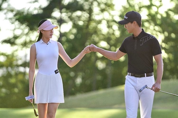 Trang Instagram và kênh vlog cá nhân chia sẻ kỹ thuật chơi golf, huấn luyện viên online của nữ golf thủ xinh đẹp thu hút hàng chục nghìn người theo dõi.