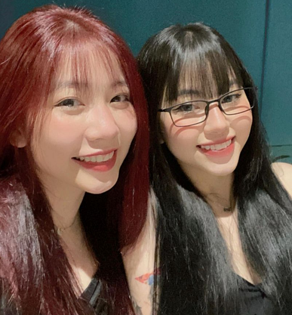 Cô nàng cho biết, vào hè lớp 5, Jiny được anh dắt ra quán và rủ vào CF chơi cùng cho vui. Cho tới lúc ra chế độ zombie, thì Jiny gắn bó với game tới giờ.