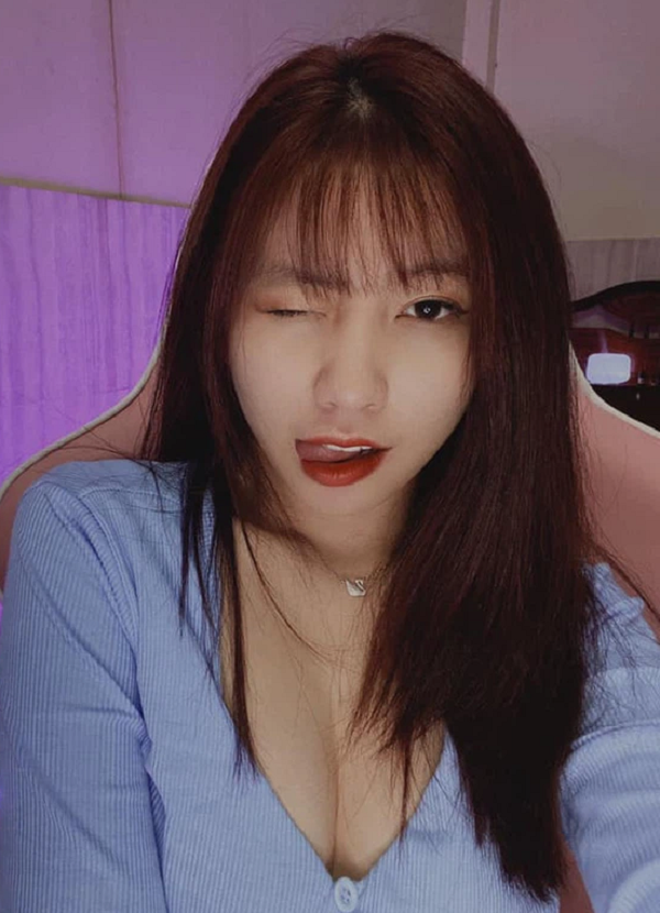 Cuối dòng chia sẻ, Jiny còn tự than thở: “Ơi là trời, sao cuộc đời tôi toàn có tiếng không có miếng zậy, ớn lạnh thiệt. Sống lương thiện quá người ta toàn phụ mình. Khóccc”.