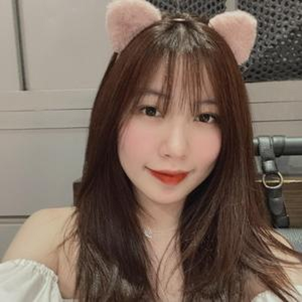 Jiny tên thật là Huỳnh Kha Bích Nhung là nữ game thủ sinh năm 1998. Từng là người chơi của PUBG Mobile, cô nàng là “bóng hồng” duy nhất của giải đấu PUBG Mobile Pro Leagues Vietnam S1 được tổ chức tại Đà Nẵng vào năm ngoái.