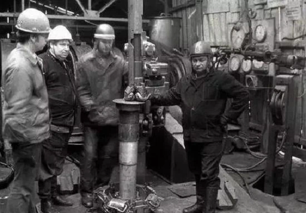 Năm 1983, siêu lỗ khoan đã đạt tới độ sâu 12.000 mét, vượt qua Rãnh Mariana sâu nhất thế giới. Để chuẩn bị cho Đại hội Địa chất Quốc tế tổ chức tại Moscow vào năm 1984, công việc khoan sau đó đã bị dừng lại trong khoảng một năm.