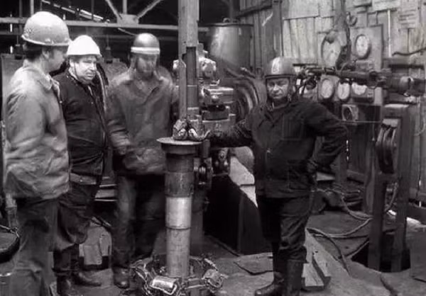 Năm 1983, siêu lỗ khoan đã đạt tới độ sâu 12.000 mét, vượt qua Rãnh Mariana sâu nhất thế giới. Để chuẩn bị cho Đại hội Địa chất Quốc tế tổ chức tại Moscow vào năm 1984, công việc khoan sau đó đã bị dừng lại trong khoảng một năm.