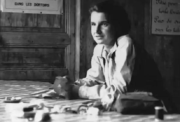 Rosalind Franklin là người đầu tiên chụp ảnh cấu trúc ADN thông qua quá trình nhiễu xạ tia X. Những bức ảnh ADN của Franklin bị sử dụng khi chưa được bà cho phép. Năm 1953, Francis Crick và James Watson công bố loạt ảnh trên ấn bản của tạp chí Nature, nhưng chỉ chú thích tên Franklin ở cuối trang.