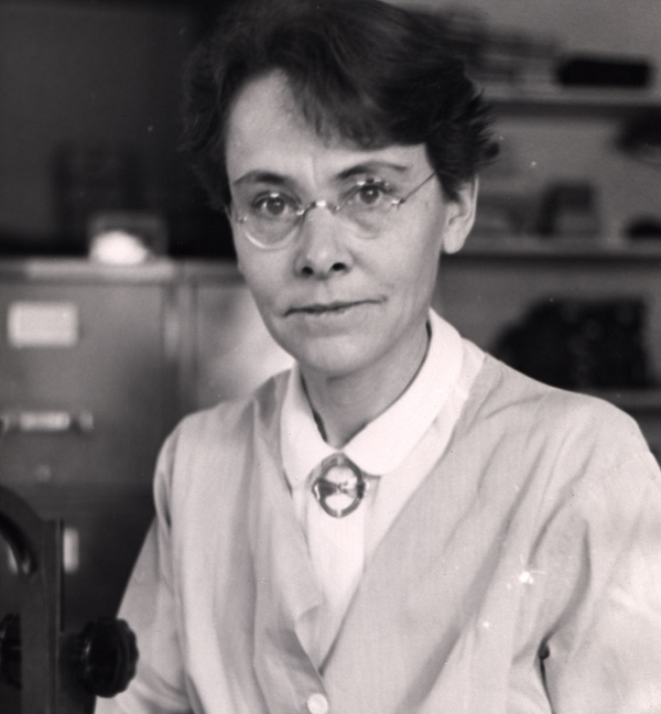 Barbara McClintock là người phụ nữ đầu tiên ở Mỹ vinh dự được nhận giải Nobel Sinh học. Bà đã có nghiên cứu mang tính đột phá về bộ gene cây ngô. Theo bà McClintock, bộ gene của ngô không phải cố định. Nó có rất nhiều sự thay đổi qua các đời khác nhau, trong đó chưa kể đến các đột biến.