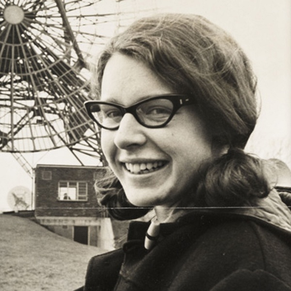 Jocelyn Bell Burnell là người đầu tiên quan sát, phân tích các ẩn tinh, sóng tàn dư của những ngôi sao lớn. Tên của bà và cộng sự xuất hiện trên nhiều ấn phẩm học thuật.