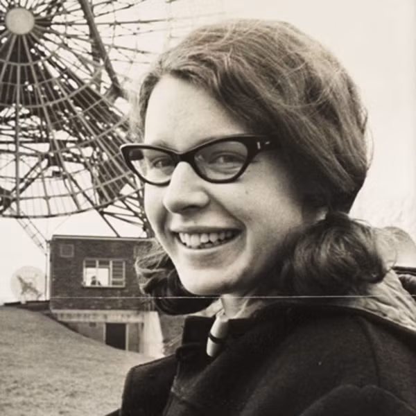 Jocelyn Bell Burnell là người đầu tiên quan sát, phân tích các ẩn tinh, sóng tàn dư của những ngôi sao lớn. Tên của bà và cộng sự xuất hiện trên nhiều ấn phẩm học thuật.