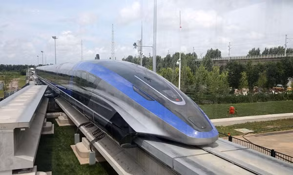 Tập đoàn đường sắt Trung Quốc (CRRC) vừa công nghệ tàu đệm từ (maglev) có thể đạt tốc độ 600 km/h tại Thanh Đảo, Trung Quốc. Đây được xem là tàu có tốc độ nhanh nhất thế giới.