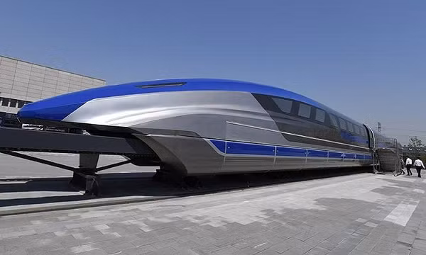 Hệ thống đệm từ trường maglev (magnetic levitation) giúp con tàu đạt tốc độ nhanh hơn và chạy êm hơn so với các loại tàu sử dụng bánh xe. Mức độ gây ô nhiễm tiếng ồn của con tàu ở mức thấp và cũng ít phải bảo dưỡng hơn so với các loại tàu cao tốc khác.