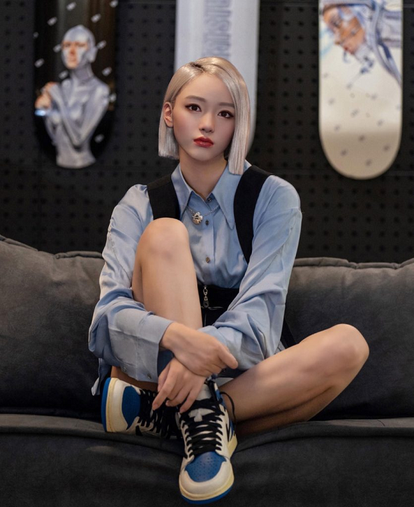 Làn da của Ayayi giống với người thật hơn bất cứ thần tượng ảo (virtual idol) nào được tạo ra trước đó - làn da này có thể thích ứng với các góc ánh sáng và đổ bóng như người bình thường.