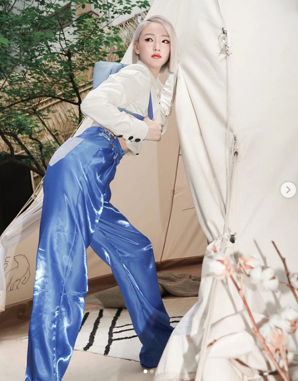 Đây không phải lần đầu tiên một thần tượng ảo được ra mắt tại Trung Quốc. Trước đó, một số nhân vật khác như Lạc Thiên Y, Ling, Amy... cũng từng nhận được sự chú ý nhưng không quá đặc biệt