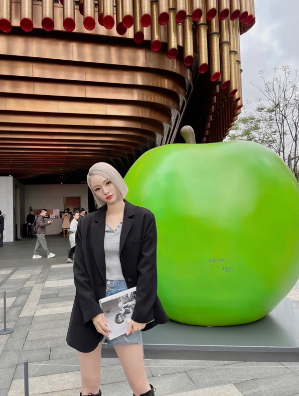 Ngoại hình hoàn hảo của cô đã thu hút đông đảo cộng đồng người hâm mộ. Nhiều người hâm mộ còn thiết kế cho cô những “bộ cánh” ảo và chia sẻ trên mạng.