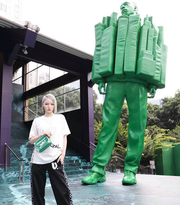 Họ không bị ràng buộc bởi ranh giới địa lý, không lo lắng về tai tiếng. Thậm chí, họ không cần ăn và ngủ, có thể hoạt động năng suất gấp nhiều lần so với người bình thường.