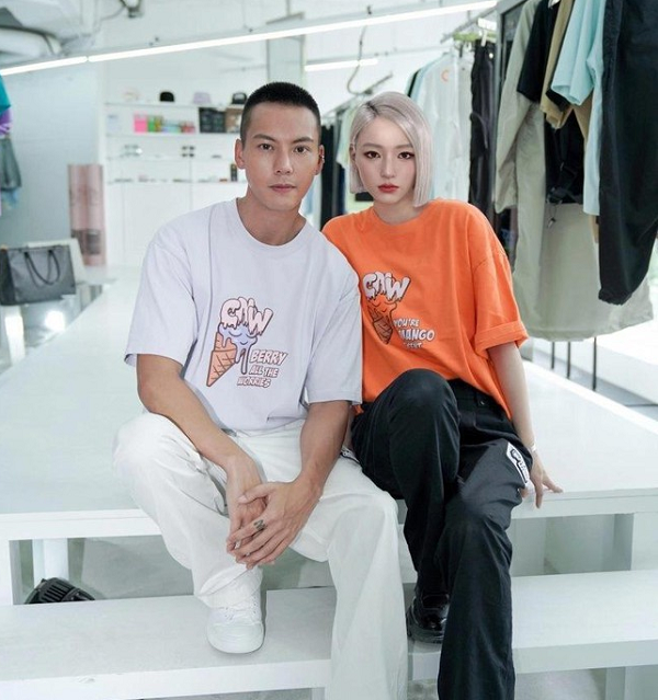 Cô tạo nên trào lưu "Người nổi tiếng tìm cách check-in cùng Ayayi", "người nổi tiếng theo đuổi người nổi tiếng". Trong ảnh, nam ca sĩ, diễn viên Trần Vỹ Đình chụp ảnh cùng Ayayi.