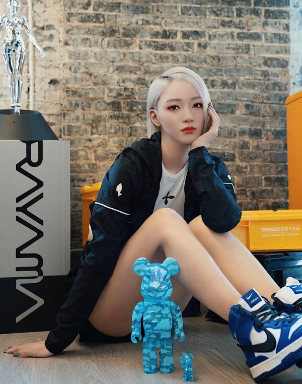 Theo nhà sản xuất, Ayayi có sự hoàn hảo về ngoại hình, phong cách thời thượng, phù hợp với thẩm mỹ của khán giả, ngoài ra cô ấy còn có tài năng và được sự đón nhận tích cực từ khán giả.