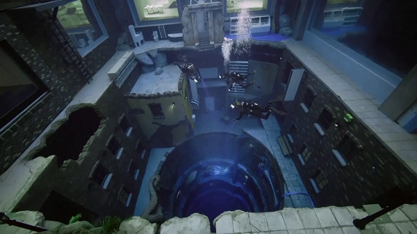 Để đảm bảo an toàn tuyệt đối dưới nước, Deep Dive Dubai cũng đã lắp đặt một bộ thiết bị siêu khủng, có thể chứa cùng lúc 12 người, trong trường hợp xảy ra sự cố, thiết bị này có thể ứng cứu kịp thời.