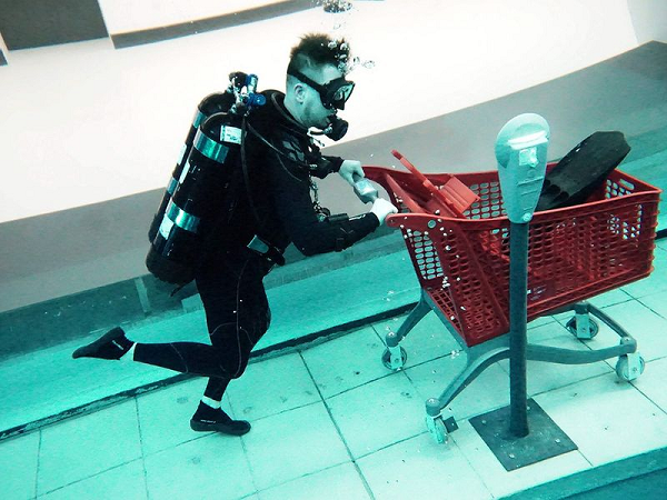 Những người đến đây được cảnh báo không nên di chuyển tới những tòa nhà cao ốc ngay sau khi lặn vì có thể có thể bị bệnh giảm áp. Tốt hơn là nên đợi khoảng 18 đến 24 giờ.