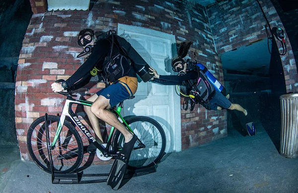 Bể bơi cũng được trang bị 56 camera dưới nước để đảm bảo an toàn cho các thợ lặn. Khi bạn lặn vào bên trong, gia đình và bạn bè của bạn cũng có thể tương tác với nhau.