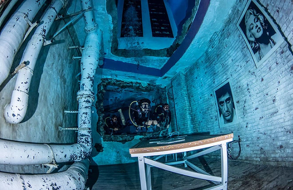 Điểm đặc biệt nhất của Deep Dive Dubai được cho là giống một Atlantis thu nhỏ đang chìm trong nước. Deep Dive Dubai sử dụng 14 triệu lít nước ngọt để nhấn chìm cả một "thành phố" hiện đại dưới nước với những mái vòm, thư viện và căn hộ bị bỏ hoang.