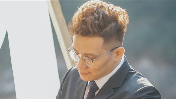 Lùm xùm của nghệ sĩ Hoài Linh cũng được cho là có liên quan đến Nhâm Hoàng Khang và chính là do anh chàng này đấu tố nam nghệ sĩ chưa chuyển tiền số tiền từ thiện hơn 14 tỷ đồng cho miền Trung.