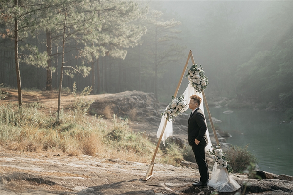 Trong một buổi livestream của mình, bà Nguyễn Phương Hằng treo thưởng 1 tỷ đồng cho người nào có thể tìm ra người đứng sau tài khoản thường xuyên công kích và bôi nhọ danh tiếng của bà.