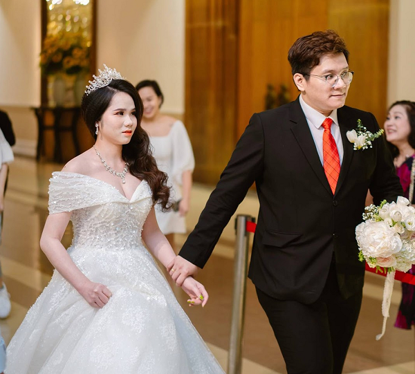 Chỉ 1 ngày sau khi giải thưởng được tuyên bố, bà Nguyễn Phương Hằng cho biết đã có một người tên thật N.H.K tìm ra người đứng sau tài khoản facebook antifan kia và nhận được “thưởng nóng” 1 tỷ đồng. Cư dân mạng đã nhanh chóng xác định người này chính là hacker Nhâm Hoàng Khang.