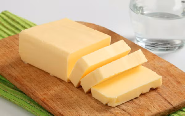 Bơ thực vật màu vàng bị cấm ở bang Missouri, Mỹ. Chính quyền Missouri bắt đầu ban hành điều luật này từ thế kỷ 19 nhằm hạn chế hoạt động tiêu thụ bơ giả. Tuy nhiên ngày nay luật đã hết hiệu lực.