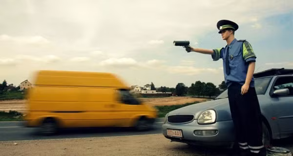 Ở Phần Lan, cảnh sát tính tiền phạt những người vi phạm luật giao thông theo phần trăm mức thu nhập gần nhất của người vi phạm. Một giám đốc của công ty Nokia tại Phần Lan đã phải chịu án phạt đắt nhất với 12.500.000 USD vì phóng xe quá tốc độ cho phép, số tiền cao nhất trong lịch sử.