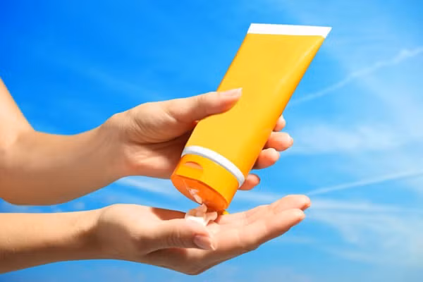 Hawaii đã đưa ra các lệnh cấm khác nhau liên quan đến hóa chất trong kem chống nắng. Những hóa chất này được cho là một trong những yếu tố góp phần phá hủy các rạn san hô. Mời các bạn xem video: Khung cảnh thiên nhiên tuyệt đẹp tại các quốc gia ít dân nhất thế giới