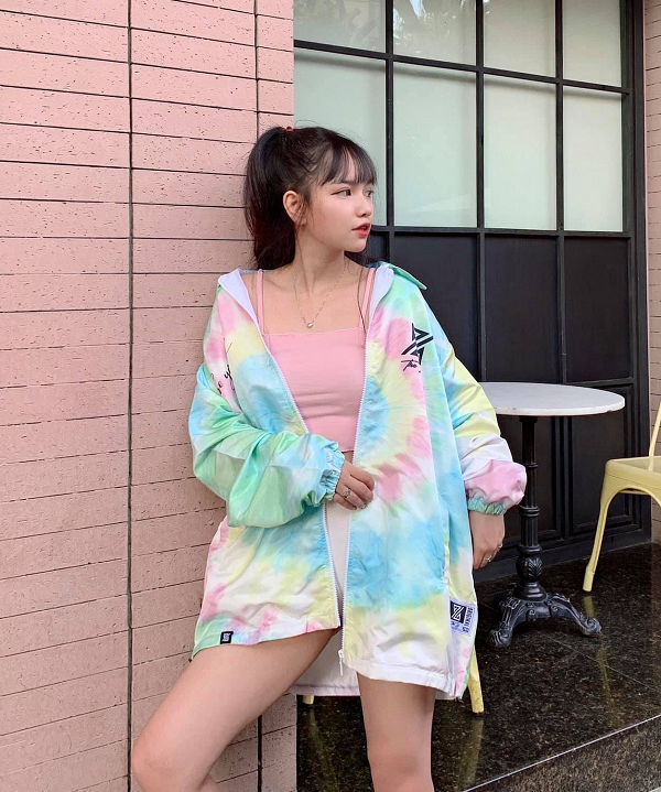 Ấn tượng đầu tiên về Minh Trân là một cô nàng vô cùng xinh xắn. Sở hữu đôi mắt to và sống mũi cao tự nhiên, ai nhìn cô bạn này cũng tưởng nhầm rằng đây là một hot girl Hàn Quốc nào mới nổi.