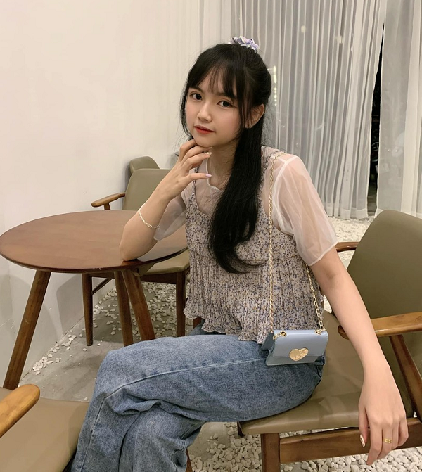 Trân sinh ngày 15/10/1998, hiện đang là sinh viên khoa Quản trị trường Đại học Hồng Bàng TP.HCM. Trang Facebook cá nhân của Trân có 46k người theo dõi còn Instagram là 52k.