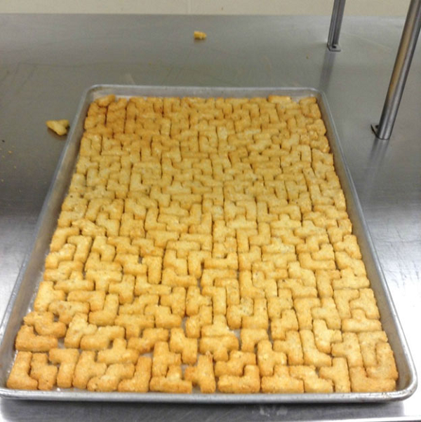 Người xếp những miếng bánh này hẳn là “tín đồ” của trò chơi xếp hình Tetris.