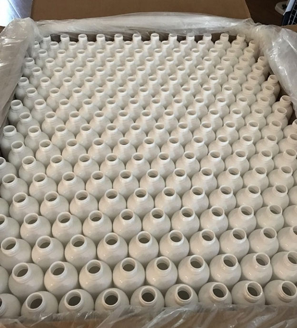 Thật đáng ngưỡng mộ cho sự ngăn nắp và chuyên nghiệp của người thợ sắp xếp những vỏ chai này.