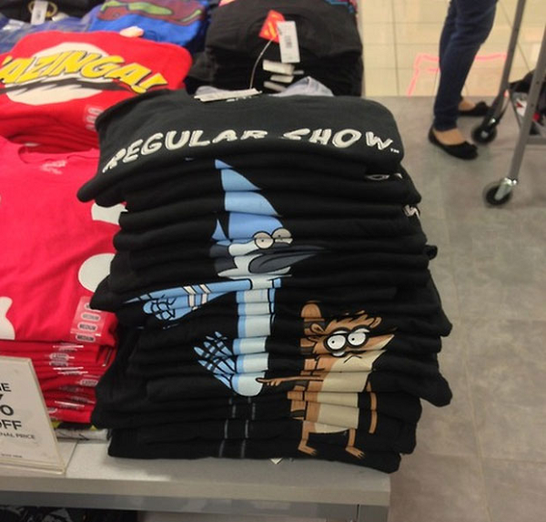 Cách giải quyết tuyệt vời để quần áo được sắp xếp gọn gàng và vẫn xem được họa tiết trên đó.