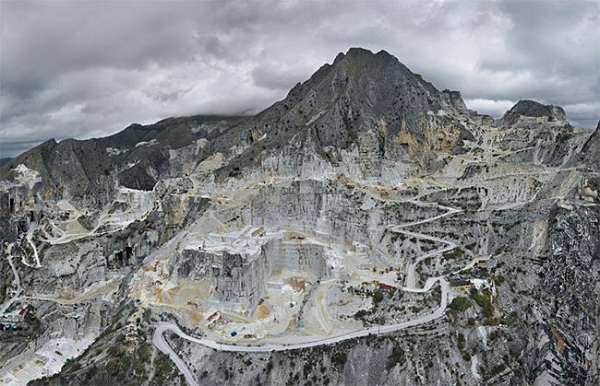 Mỏ khai thác cẩm thạch Carbonera ở Carrara, Italy làm biến dạng cả một ngọn núi.