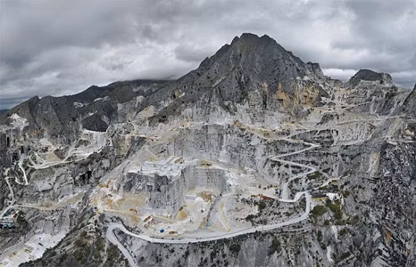 Mỏ khai thác cẩm thạch Carbonera ở Carrara, Italy làm biến dạng cả một ngọn núi.