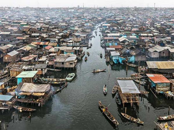 Vùng Makoko ở Lagos, Nigeria khi thành phố này bùng nổ dân số, những người dân nghèo phải sống trong những khu ổ chuột tạm bợ và ngày càng dạt ra chiếm gần hết vùng đầm phá Lagos.