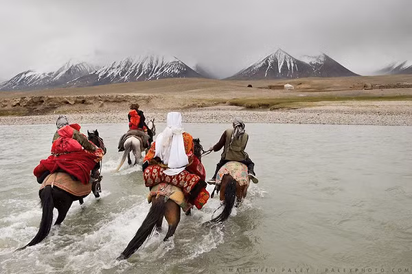 Phần lớn diện tích nơi đây có độ cao trên 4200 mét so với mực nước biển. Ở đây nhiệt độ xuống dưới 0 độ C suốt 340 ngày trong năm cùng với những cơn gió lớn suốt ngày đêm khiến cho cây cối không thể vươn lên khỏi mặt đất.