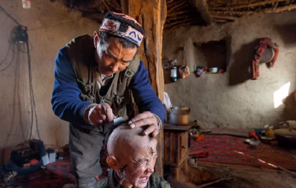 Những người dân Kyrgyz đã sinh sống tại “nóc nhà thế giới” của mình trong suốt hàng ngàn năm qua. Mơ ước hiện tại của họ là xây dựng được một con đường lớn nối liền quê hương mình với những khu vực dân cư bên ngoài rộng lớn. Mời các bạn xem video: Khung cảnh thiên nhiên tuyệt đẹp tại các quốc gia ít dân nhất thế giới