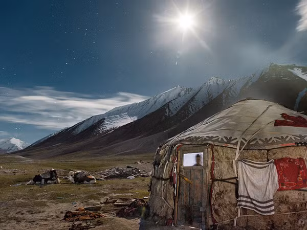 Cuộc sống càng thêm khó khăn khi họ không được tiếp cận với hệ thống y tế căn bản. Nhiều người chết vì những căn bệnh dễ chữa và có những đứa trẻ sinh ra không lớn qua được tuổi thứ 5.