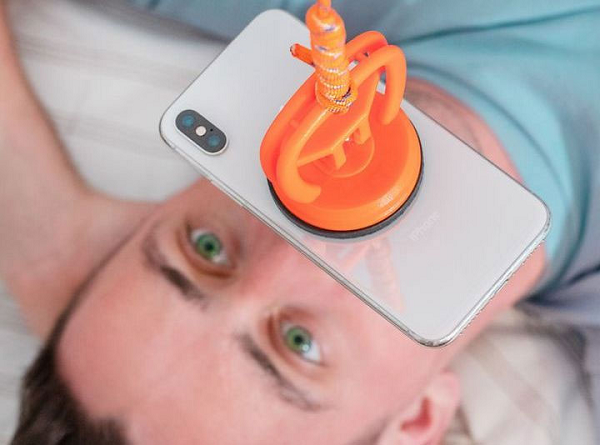 Công cụ tuyệt vời để giữ điện thoại của bạn trên cao trong lúc đang xem phim. Nhờ sử dụng cốc hút chân không cao cấp nên bạn không cần lo giá đỡ làm rơi điện thoại xuống.