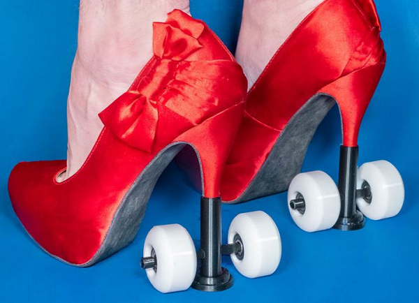 Sáng chế dành riêng cho phụ nữ yêu thích giày cao gót, những chiếc bánh xe này sẽ xua đi nỗi lo bị gãy gót hoặc bị ngã.