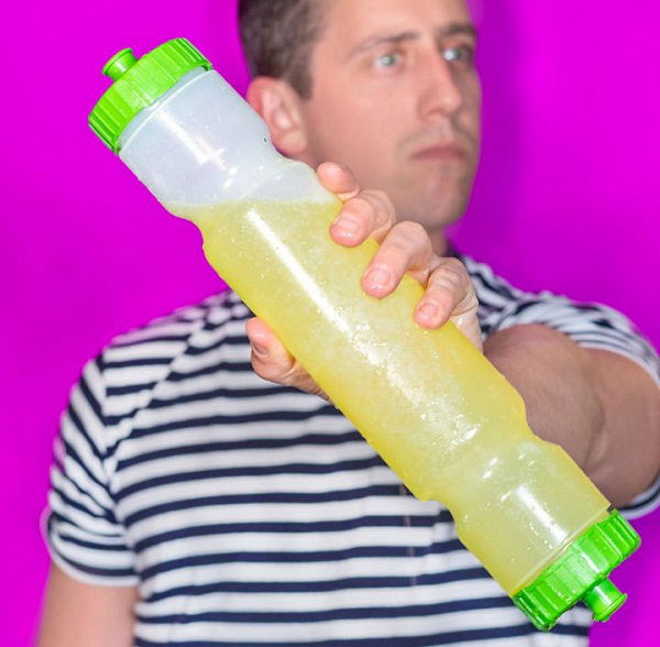 Hai người có thể cùng uống nước dễ dàng với bình nước đặc biệt này.